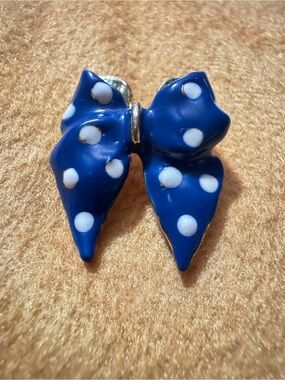 Vintage enameled pin blue polka dot